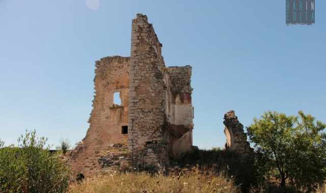 Molfetta, tra i capannoni della zona industriale svetta una torre dellXI secolo